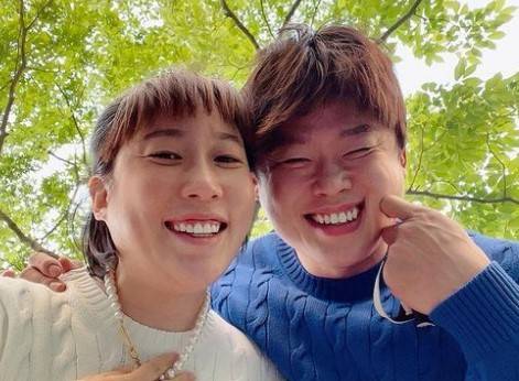 코미디언 김영희가 결혼식 루머에 입장을 밝혔다. 사진은 지난 3일 김영희가 인스타그램에 게시한 본인(왼쪽)과 남편 윤승열의 모습. /사진=김영희 인스타그램