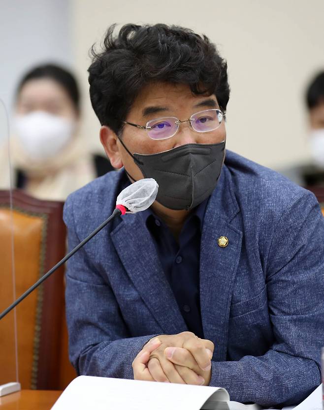 더불어민주당 박완주 의원이 22일 오전 국회에서 열린 행정안전위원회 전체회의에서 발언하고 있다.[연합]