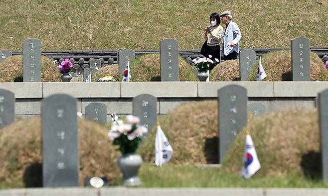 제42주년 5·18 민주화운동 기념일을 이틀 앞둔 16일 광주 북구 국립 5·18 민주묘지에 참배객들의 방문이 이어지고 있다. 연합뉴스