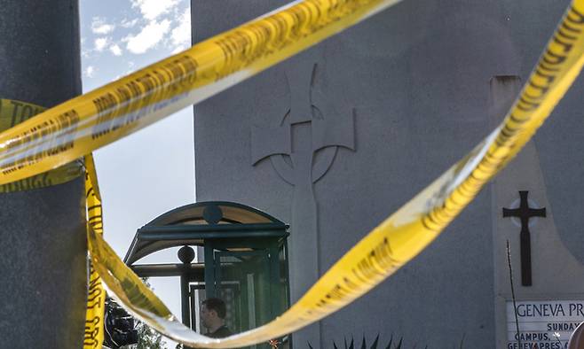 15일(현지시간) 총격사건이 발생한 미국 캘리포니아주 라구나우즈 소재 제네바 장로교회에 폴리스라인이 쳐져 있다. AP뉴시스