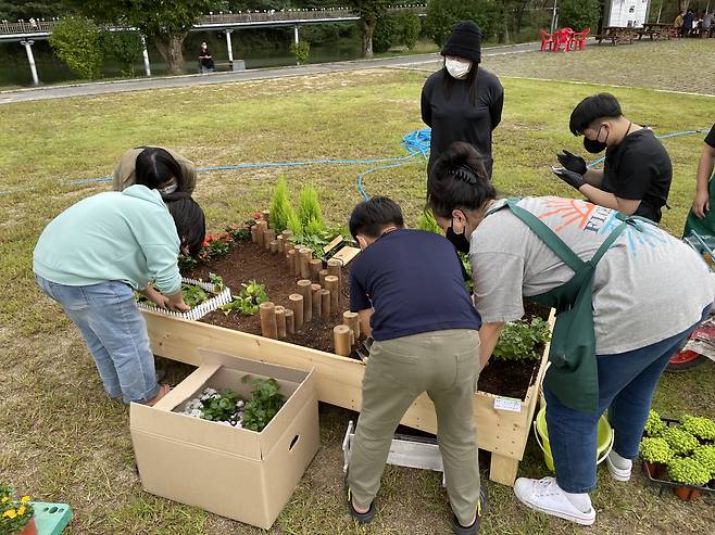 충북 제천지역 주민들이 제천시가 제공한 한평 규모의 틀 안에 작은 정원을 만들고 있다. 제천시 제공