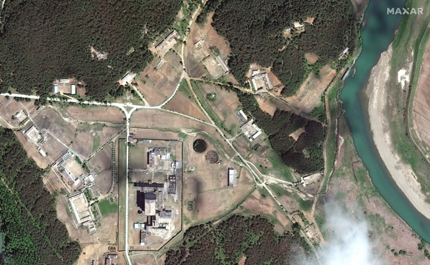 14일(현지시간) 미국 상업위성업체 맥사(Maxar)가 공개한 북한 영변 핵시설 위성사진. 이달 7일 촬영된 이 사진에서는 북한이 새 파이프를 은폐한 정황이 확인됐다. 오른쪽 위로 새 파이프가 흙더미에 묻혀 있는 것이 보인다./로이터 연합뉴스(맥사 테크놀로지 제공)