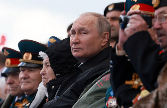 어두운 표정의 푸틴 - 블라디미르 푸틴 러시아 대통령이 9일(현지시간) 러시아 모스크바 붉은광장에서 열린 제2차 세계대전 전승절 77주년 기념 열병식에 참석한 모습. 2022.5.9 모스크바 로이터 연합뉴스