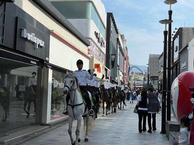 도민과 관광객으로부터 호응을 받은 자치경찰기마대는 제주목 관아 수문장 교대의식과 연계한 기마 퍼레이드를 정례화할 예정이다. ⓒ제주도