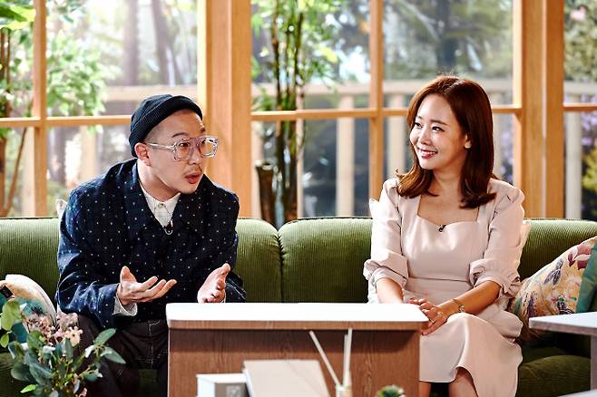 16일 MBC 예능 ‘오은영 리포트-결혼지옥’(이하 ‘오은영 리포트2’) 온라인으로 공개된 제작발표회 행사에서 얘기를 나누고 있는 가수 겸 방송인 하하(좌), 배우 소유진. MBC 제공