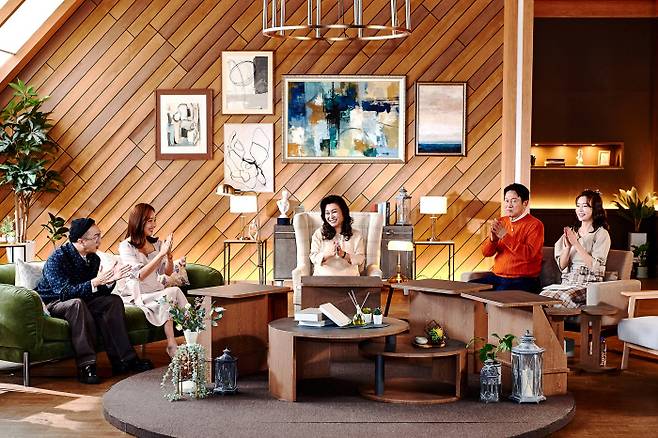 16일 MBC 예능 ‘오은영 리포트-결혼지옥’(이하 ‘오은영 리포트2’) 온라인으로 공개된 제작발표회 행사에서 얘기를 나누고 있는 가수 겸 방송인 하하(좌), 배우 소유진, 오은영 박사, 배우 김응수, 아나운서 박지민. MBC 제공