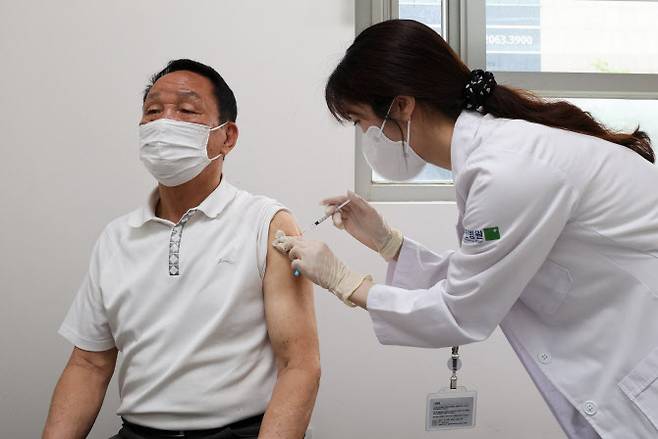 지난달 25일 서울 강서구 부민병원에서 한 시민이 백신을 접종받고 있다. (사진=사진공동취재단/연합뉴스)