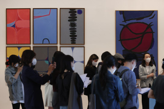17일 오후 서울 종로구 환기미술관에서 열린 ‘2022 박물관·미술관 주간 기자간담회’에서 참석자들이 ‘뮤지엄 보이스’를 관람하고 있다(사진=연합뉴스).