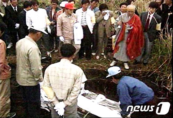 1992년 제주 다랑쉬굴에서 발견된 제주4·3 희생자 유해.(제주언론학회 제공)© 뉴스1