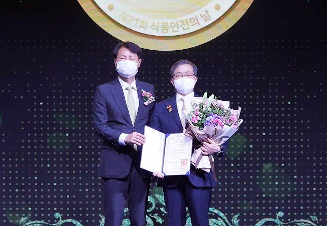 이상윤 풀무원기술원 원장은 '제21회 식품안전의 날' 기념식에서 대통령상 표창을 받았다고 밝혔다.(풀무원 제공) © 뉴스1