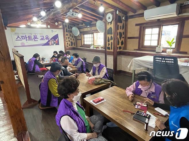 광진구가 운영하는 '시니어 스마트폰 교육' 현장의 모습(광진구청 제공)© 뉴스1