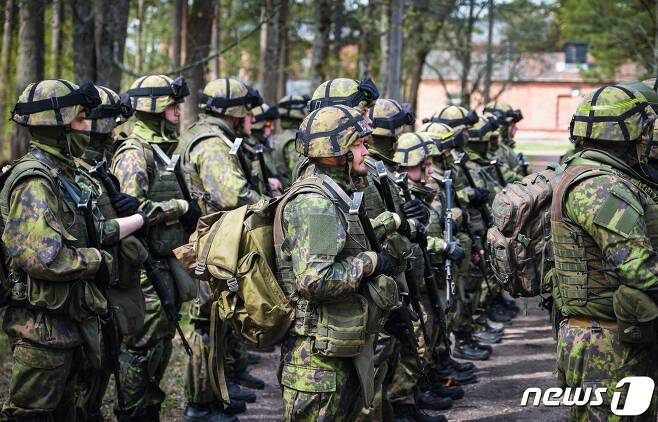 핀란드 국방훈련협회(MPK) 회원들이 지난 14일 헬싱키 산타마리나 군사기지에서 훈련에 참가한 모습. 2022. 5. 14. © AFP=뉴스1 © News1 최서윤 기자