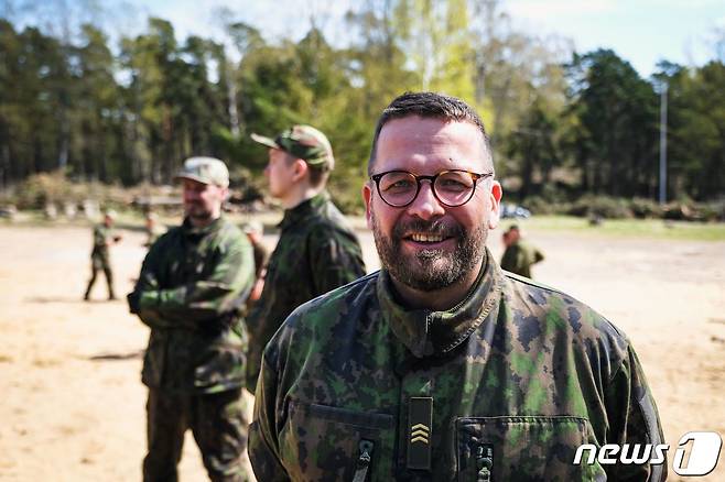 핀란드 국방훈련협회(MPK)가 실시한 군사훈련에 참가한 시민 마르코 자블린(48·컨설턴트)이 14일 AFP 인터뷰에 응했다. 2022. 5. 14. © AFP=뉴스1 © News1 최서윤 기자