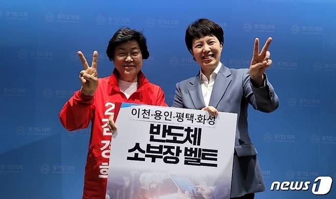 국민의힘 김경희 이천시장 후보(왼쪽)와 김은혜 경기지사 후보. (김경희 후보측 제공) © News1