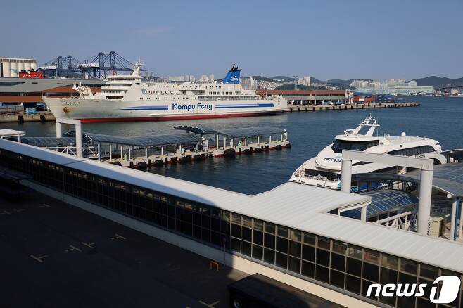 17일 오후 부산항국제여객터미널 앞 해상에 부산-일본 운항 선박들이 정박 중이다.2022.5.17.© 뉴스1손연우기자