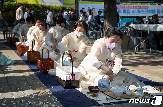 17일 부산 남구 부경대학교 워커 하우스 앞에서 열린 '워커장군과 유엔참전용사 진혼제 및 헌다례' 에서 참여자들이 헌다례를 하고 있다. 2022.5.17/뉴스1 © News1 김영훈 기자