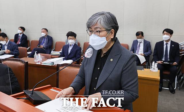 정은경 질병관리청장이 17일 오전 서울 여의도 국회에서 열린 보건복지위원회 전체회의에서 2022년도 제2회 추가경정예산안 관련 정부측 제안설명을 하고 있다. /이선화 기자