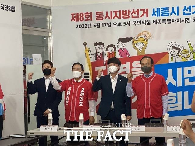 (왼쪽부터) 최민호 세종시장 후보, 이준석 당 대표, 김중로 세종시당위원장이 6.1지방선거 승리를 다짐하고 있다. / 세종 = 표윤지 기자