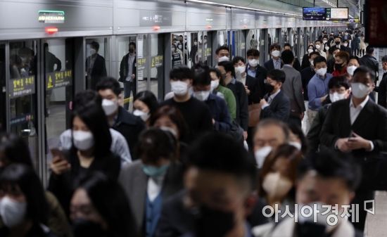 사적모임·영업시간 제한 등 사회적 거리두기가 전면 해제되면서 코로나19 이전의 일상으로 돌아온 18일 서울 지하철 광화문역에서 출근길 시민들이 발걸음을 재촉하고 있다./김현민 기자 kimhyun81@