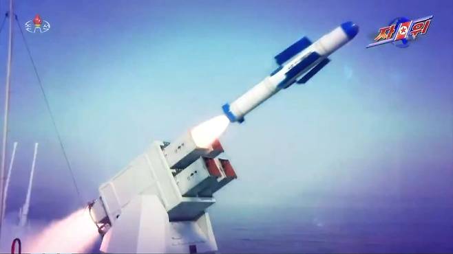 '북한판 스파이크' 미사일 발사 장면. 현재 함정용으로 배치돼 있지만 향후 대전차 미사일로도 개량될 것으로 전망된다.  /조선중앙TV