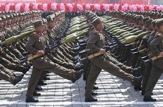 북한군 열병식에 등장한 탠덤 탄두 장착 신형 RPG 로켓.  우리 육군 K1 계열 전차는 물론 신형 K2 전차에도 위협적인 것으로 평가된다. /노동신문
