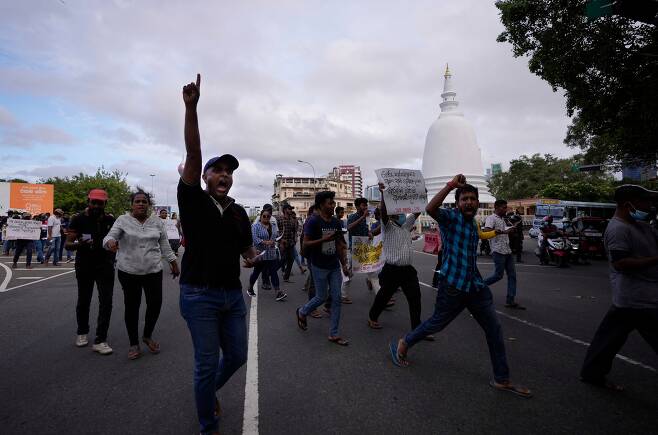 <YONHAP PHOTO-7068> Members of Socialist Youth Union shout slogans and march towards Sri Lanka's police headquarters during a protest in Colombo, Sri Lanka, Monday, May 16, 2022. Sri Lanka’s prime minister on Monday proposed to privatize the country’s loss-making national carrier as part of reforms to solve the country worst economic crisis in recent memory. (AP Photo/Eranga Jayawardena)/2022-05-16 23:10:49/ <저작권자 ⓒ 1980-2022 ㈜연합뉴스. 무단 전재 재배포 금지.>