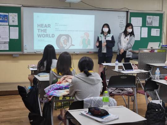 대전성모여고는 교과 융합 프로그램인 '융합교과데이'를 운영하고 있다. 사진은 '외국어-사회' 융합 모둠 학생들이 영화 '원더'의 원작 소설을 읽고, 차별과 편견 없는 세상을 위해 고민하는 프레젠테이션 제작 활동을 하는 모습. 사진=대전시교육청 제공