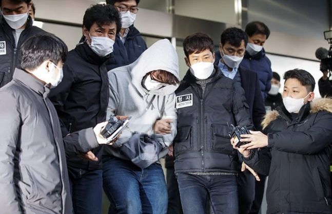 신변보호 여성의 집을 찾아가 가족을 살해한 혐의를 받는 이석준이 지난해 12월 17일 오전 서울 송파경찰서에서 나와 검찰로 송치되고 있다.ⓒ연합뉴스