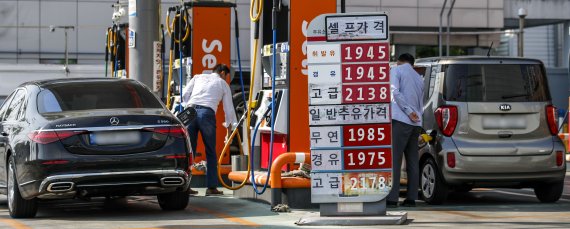 전국 경유 가격이 휘발유 가격을 넘어선 현상이 지속되고 있는 17일 서울시내 주유소에 유가정보가 나와있다. 뉴시스