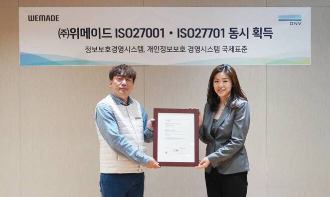 위메이드 윤상호 개발 이사(왼쪽), DNV Business Assurance Korea 이소영 대표(오른쪽)
