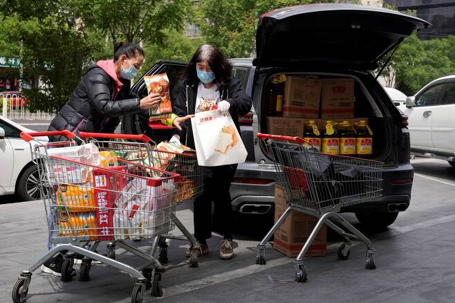 2022년 5월12일 중국 베이징 시민들이 생필품을 사재기하고 있다. AP 연합뉴스