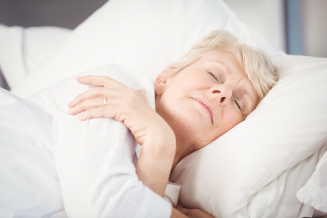 치매 환자가 수면의 질이 높은 잠을 자면 다음 날 치매 증상이 완화된다는 연구 결과가 나왔다./사진=클립아트코리아