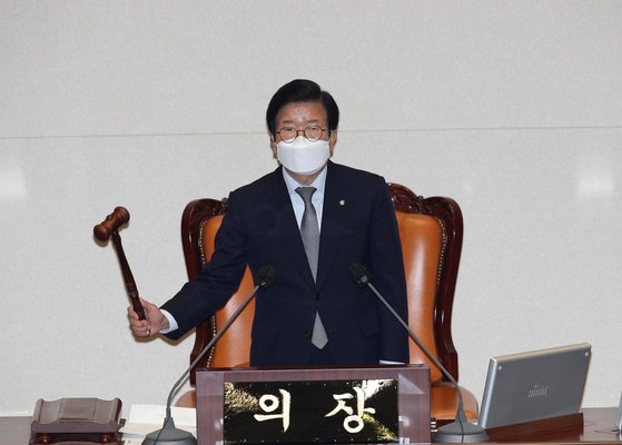 지난 3일 오전 국회 본회의에서 박병석 의장이 형사소송법 개정안을 가결하고 있다. 김성룡 기자