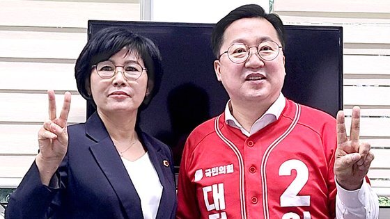 더불어민주당 대전 지역 간판 여성 정치인으로 활동하던 대전시의회 김인식(왼쪽) 의원이 국민의힘 이장우(오른쪽) 대전시장 후보의 지지를 선언했다. 뉴시스