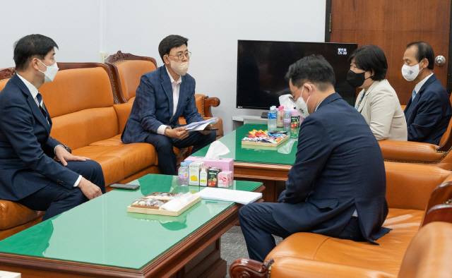 ▲ 최문순 강원도지사가 16일 국회 강원특별자치법 행정안전위 소위원회 회의 전 서영교 행안위원장과 박홍근 원내대표를 만나 협조를 부탁했다.