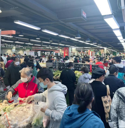중국 수도 베이징에서 징모(침묵) 조치가 취해질 것이란 소문을 들은 시민들이 지난 12일 마트로 몰려들어 식료품을 구입하고 있다. 웨이신 캡쳐