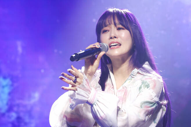 Veteran ballad singer Lee Soo-young performs onstage during a press event for her 10th full-length album “Sory,” Tuesday, in Seoul. (Yonhap)