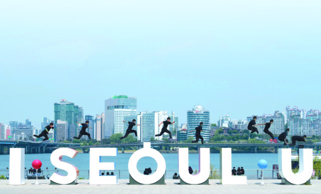 한국 파쿠르 1세대인 김 코치가 지난 3일 서울 영등포구 여의도 한강공원에서 점프 기술로 장애물 넘고 있다. 다중노출기법으로 촬영했다.