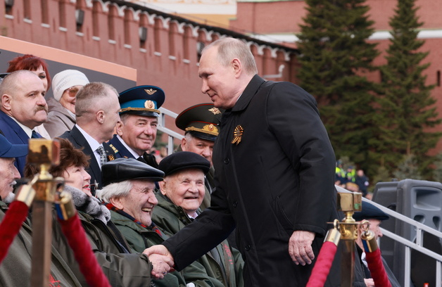 (모스크바 로이터=뉴스1) 김민수 기자 = 블라디미르 푸틴 러시아 대통령이 9일(현지시간) 모스크바 붉은 광장에서 개최된 77주년 전승기념일 군사 열병식에서 관중과 악수하고 있다. 2022.05.09/뉴스1  (C) 로이터=뉴스1