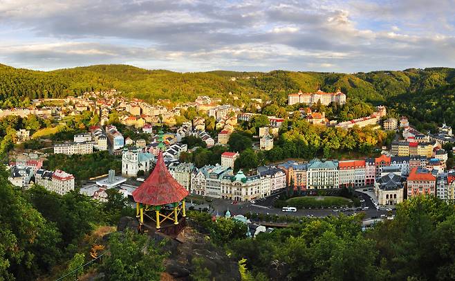 유네스코 세계유산 온천도시 카를로비바리. 인근 사냥터에서 카를4세의 화살을 맞은 사슴이 온천에 빠진 후 살아나 도망가 치유효과가 입소문이 났다고 한다.
