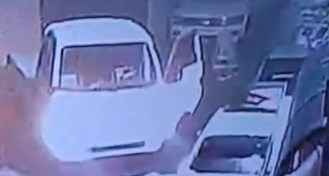 40대 초반 남성이 훔친 차량을 타고 주차된 차량의 유리창을 파손시켜 금품을 훔치고 있는 모습.(사진=대전경찰청 제공) *재판매 및 DB 금지