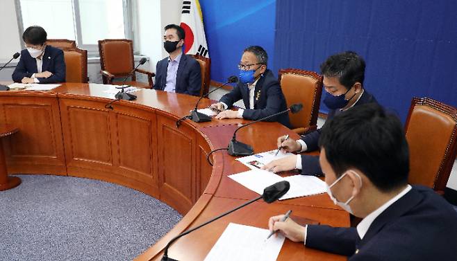 더불어민주당 법사위 간사인 박주민 의원이 16일 오전 국회에서 열린 한동훈 법무부 장관 후보자 인사청문회 현안 관련 기자간담회에서 발언하고 있다. 연합뉴스