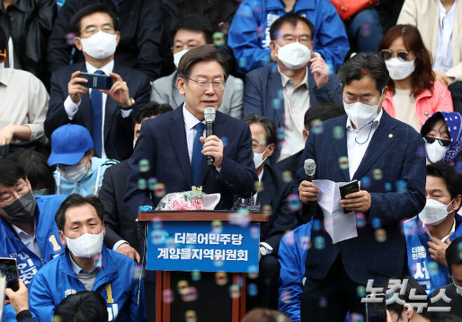 이재명 전 경기지사가 8일 인천시 계양산 야외공연장에서 기자회견을 열고 6.1 보궐선거 계양을 지역구에 출마를 공식 선언하고 있다. 국회사진취재단