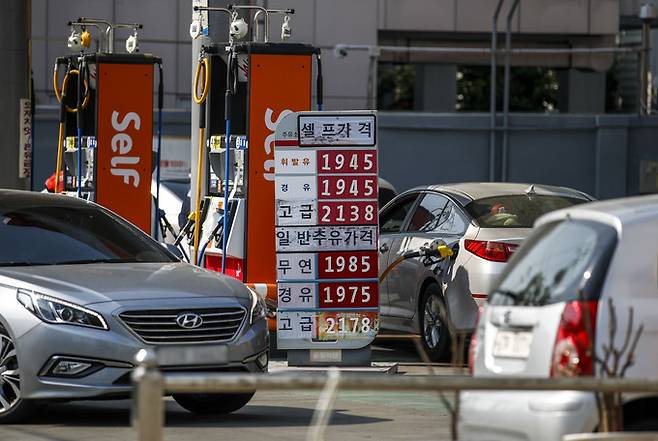 전국 경유 가격이 휘발유 가격을 넘어선 현상이 지속되고 있는 17일 오전 서울시내 주유소에 유가정보가 나와있다.    뉴시스