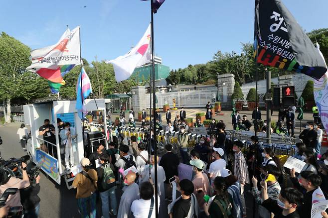 성 소수자 차별반대 무지개 행동 소속 회원들이 지난 14일 오후 서울 용산구 대통령 집무실 앞에서 ‘2022 국제 성 소수자 혐오 반대의 날’을 기념해 행진하고 있다. 뉴스1