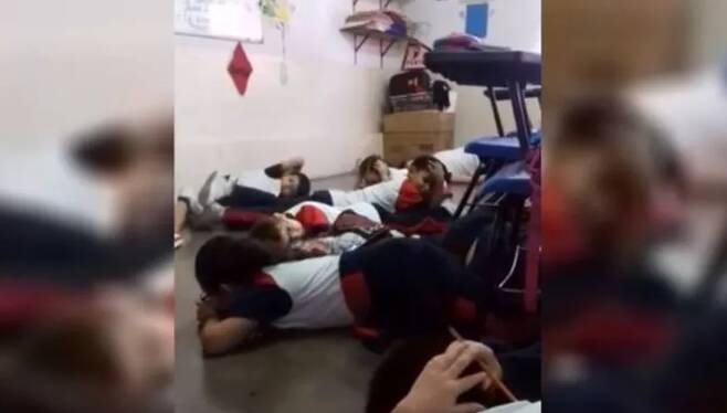총격전이 벌어지자 바닥에 엎드려 있는 유치원생들. 영상캡처
