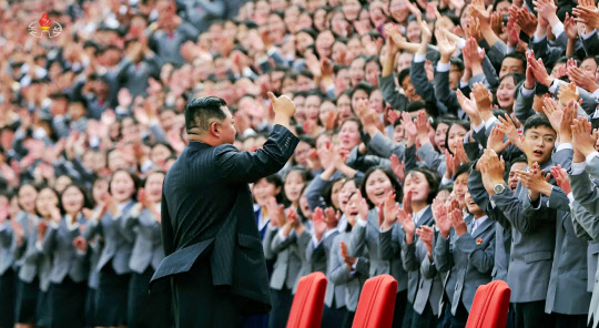 - 김정은 북한 국무위원장이 열병식 참가 청년들을 향해 오른손 엄지손가락을 치켜들고 있다. 조선중앙TV