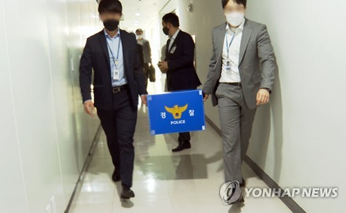 경찰이 17일 두산건설과 성남FC에 대해 압수수색에 나섰다. /연합뉴스