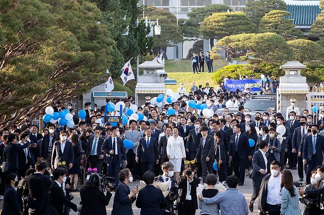 5월9일 문재인 전 대통령이 마지막 업무를 마치고 부인 김정숙 여사와 함께 청와대 정문 밖으로 걸어나오고 있다.ⓒ시사IN 신선영