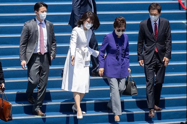 취임식이 끝난 후 김건희 여사가 박근혜 전 대통령을 배웅하고 있다. ⓒ시사IN 신선영